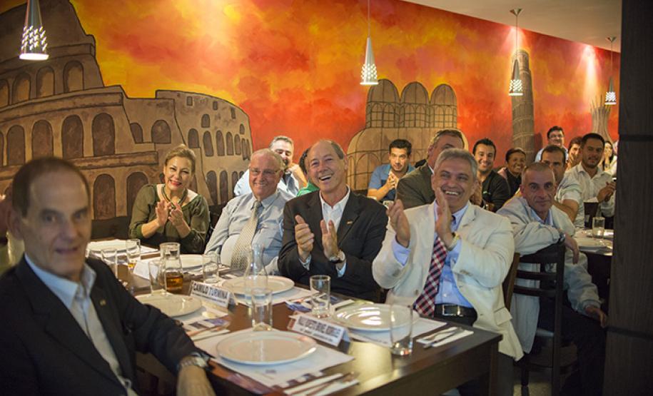 Comerciantes do bairro Hauer, em Curitiba, participaram de jantar oferecido em conjunto pela Associação Comercial do Paraná e Fomento Paraná, na quinta (10/4), em comemoração ao encerramento da ação “Fomento e ACP nos Bairros”, evento que leva à população local e empresários informações sobre serviços e produtos fornecidos pelas respectivas entidades.