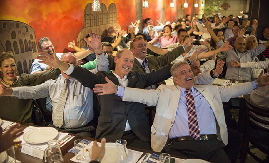 Ação Fomento Paraná e ACP na Vila Hauer congrega grande número de empresários locais Comerciantes do bairro Hauer, em Curitiba, participaram de jantar oferecido em conjunto pela Associação Comercial do Paraná e Fomento Paraná, na quinta (10/4), em comemoração ao encerramento da ação “Fomento e ACP nos Bairros”, evento que leva à população local e empresários informações sobre serviços e produtos fornecidos pelas respectivas entidades.