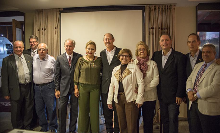 Comerciantes do bairro Hauer, em Curitiba, participaram de jantar oferecido em conjunto pela Associação Comercial do Paraná e Fomento Paraná, na quinta (10/4), em comemoração ao encerramento da ação “Fomento e ACP nos Bairros”, evento que leva à população local e empresários informações sobre serviços e produtos fornecidos pelas respectivas entidades.