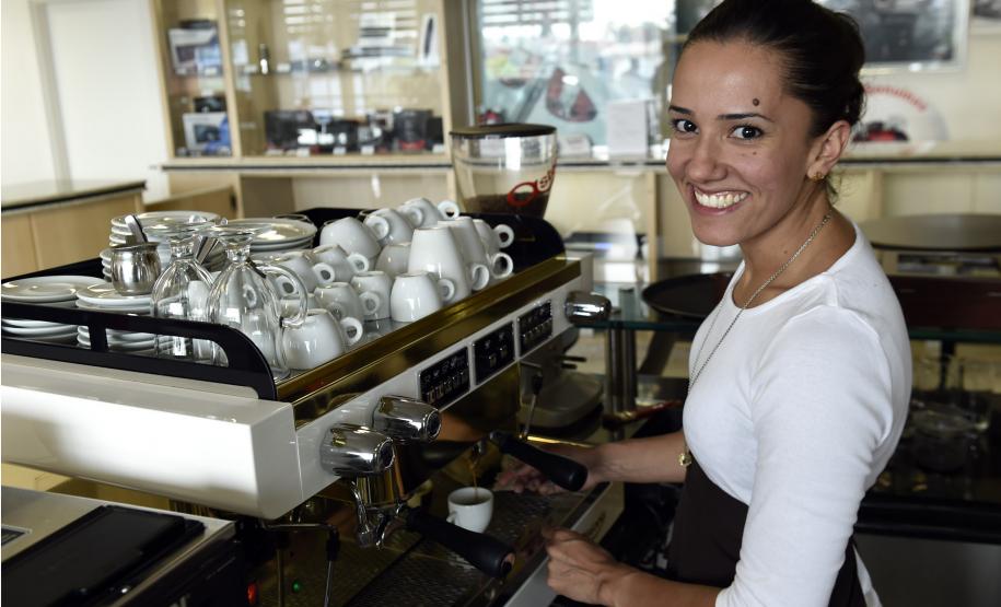 A Fomento do Paraná, por meio do Microcrédito, financiou a implantação do Café Cacauteria, da empreendedora Priscila Pereira Marques, na revendedora de automóveis Honda Prixx na Av. Mario Tourinho, 1153, em Curitiba.