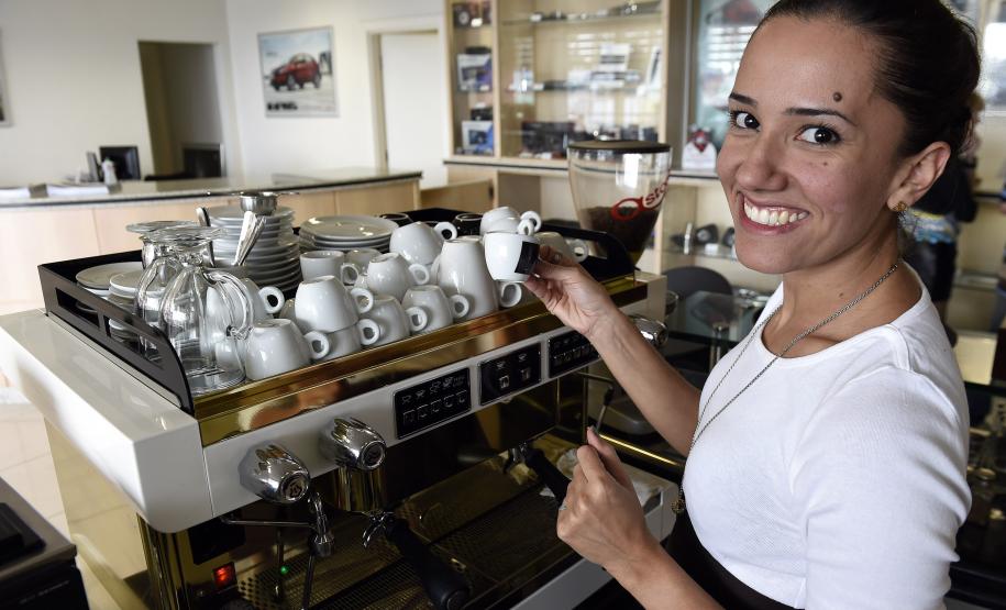 A Fomento do Paraná, por meio do Microcrédito, financiou a implantação do Café Cacauteria, da empreendedora Priscila Pereira Marques, na revendedora de automóveis Honda Prixx na Av. Mario Tourinho, 1153, em Curitiba.