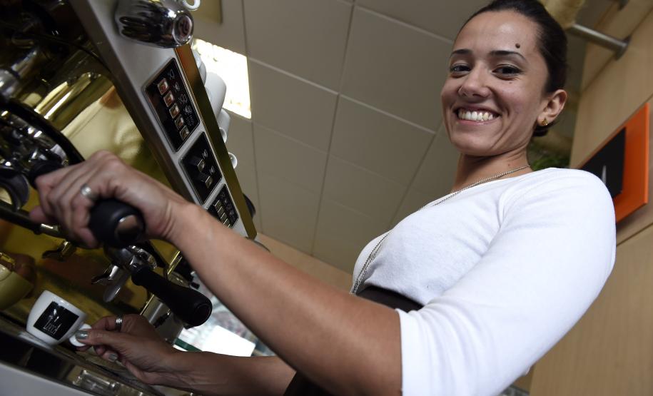 A Fomento do Paraná, por meio do Microcrédito, financiou a implantação do Café Cacauteria, da empreendedora Priscila Pereira Marques, na revendedora de automóveis Honda Prixx na Av. Mario Tourinho, 1153, em Curitiba.