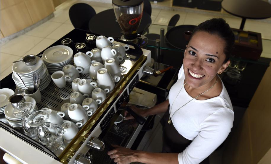 A Fomento do Paraná, por meio do Microcrédito, financiou a implantação do Café Cacauteria, da empreendedora Priscila Pereira Marques, na revendedora de automóveis Honda Prixx na Av. Mario Tourinho, 1153, em Curitiba.
