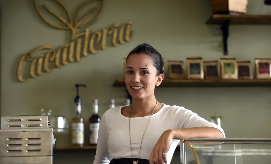 A Fomento do Paraná, por meio do Microcrédito, financiou a implantação do Café Cacauteria, da empreendedora Priscila Pereira Marques, na revendedora de automóveis Honda Prixx na Av. Mario Tourinho, 1153, em Curitiba.
