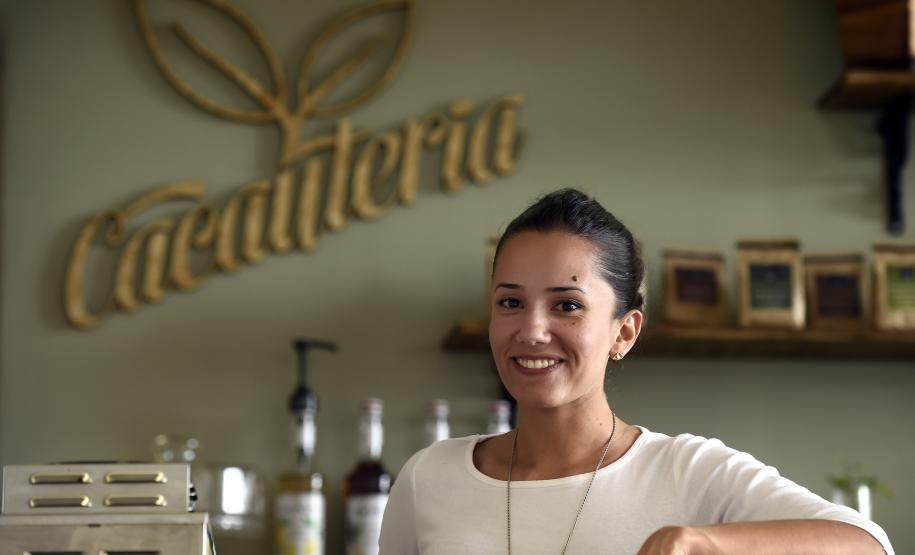 A Fomento do Paraná, por meio do Microcrédito, financiou a implantação do Café Cacauteria, da empreendedora Priscila Pereira Marques, na revendedora de automóveis Honda Prixx na Av. Mario Tourinho, 1153, em Curitiba.