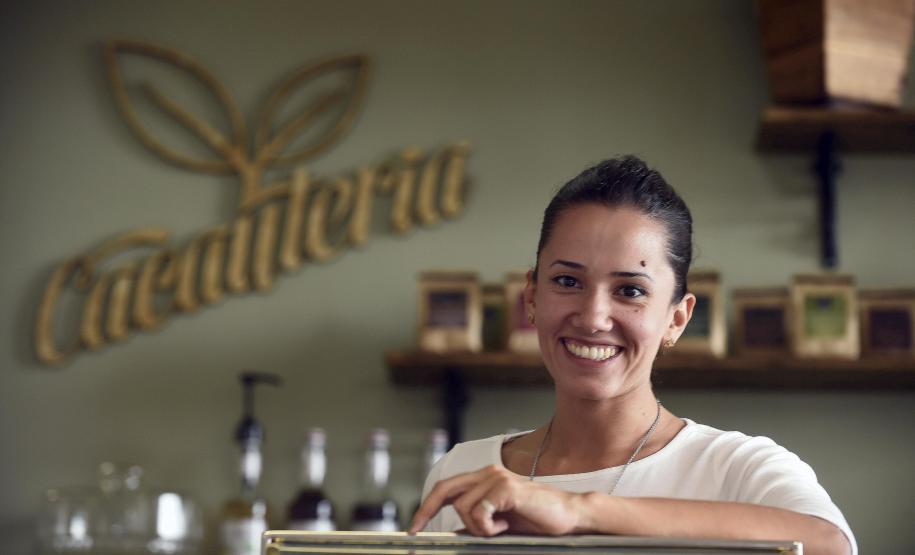 A Fomento do Paraná, por meio do Microcrédito, financiou a implantação do Café Cacauteria, da empreendedora Priscila Pereira Marques, na revendedora de automóveis Honda Prixx na Av. Mario Tourinho, 1153, em Curitiba.