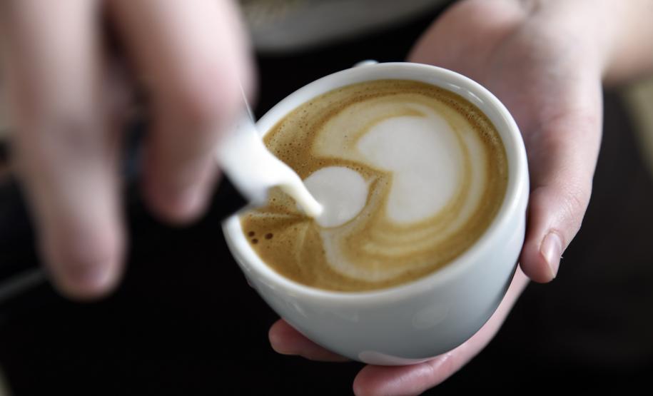 A Fomento do Paraná, por meio do Microcrédito, financiou a implantação do Café Cacauteria, da empreendedora Priscila Pereira Marques, na revendedora de automóveis Honda Prixx na Av. Mario Tourinho, 1153, em Curitiba.