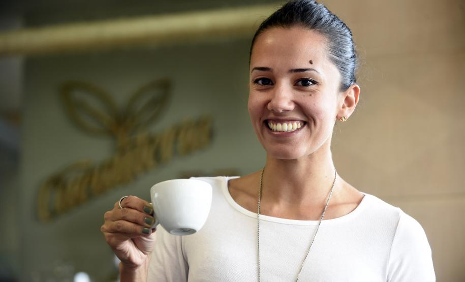 A Fomento do Paraná, por meio do Microcrédito, financiou a implantação do Café Cacauteria, da empreendedora Priscila Pereira Marques, na revendedora de automóveis Honda Prixx na Av. Mario Tourinho, 1153, em Curitiba.