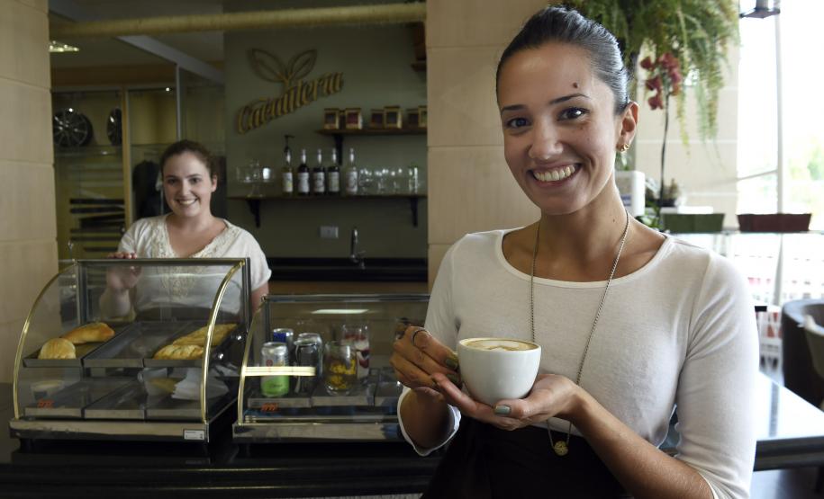 A Fomento do Paraná, por meio do Microcrédito, financiou a implantação do Café Cacauteria, da empreendedora Priscila Pereira Marques, na revendedora de automóveis Honda Prixx na Av. Mario Tourinho, 1153, em Curitiba.