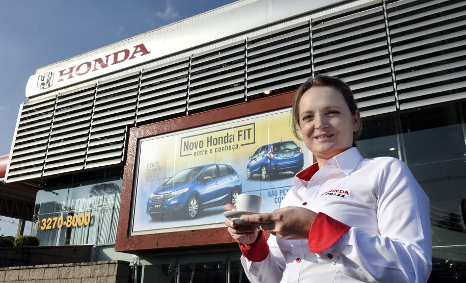 A Fomento do Paraná, por meio do Microcrédito, financiou a implantação do Café Cacauteria, da empreendedora Priscila Pereira Marques, na revendedora de automóveis Honda Prixx na Av. Mario Tourinho, 1153, em Curitiba. Na imagem, a gerente da Honda Prixx, Cláudia Fioravanti, parceira de Priscila na ideia da cafeteria.