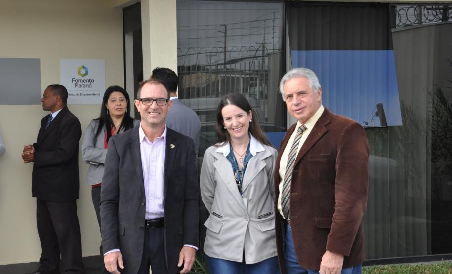São José dos Pinhais inaugura Sala do Empreendedor Antonio Romildo Mileck, gerente de mercado da Fomento Paraná, Juliana Schvenger, consultora do Sebrae/PR e Luiz Carlos Setim, prefeito de São José dos Pinhais, no evento de inauguração da Sala do Empreendedor.