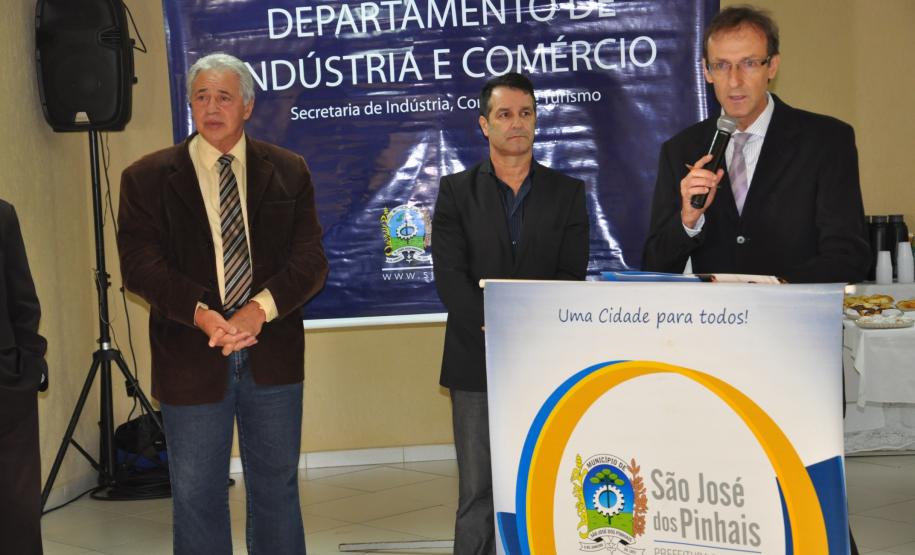 São José dos Pinhais inaugura Sala do Empreendedor O secretário de indústria comércio e turismo de São José dos Pinhais, Giam Celli, discursa durante a cerimônia de inauguração.