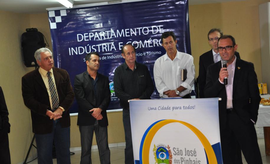 São José dos Pinhais inaugura Sala do Empreendedor Antonio Romildo Mileck, gerente de mercado da Fomento Paraná, durante inauguração da Sala do Empreendedor, afirama que a instituição coloca à disposição as linhas de crédito mais baratas do mercado para as empresas crescerem.