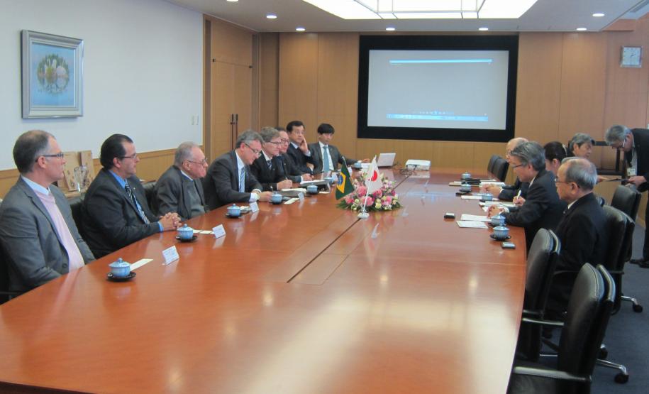 A Fomento Paraná participou de uma missão comercial institucional ao Japão, organizada em parceria pelo Sebrae e Sistema FIEP, em atenção a um convite do Iwata Shinkin Bank. A instituição financeira japonesa é um banco cooperativo regional, que atua no apoio a micro e pequenas empresas na província de Shizuoka, onde reside um grande contingente de brasileiros que trabalham no Japão.