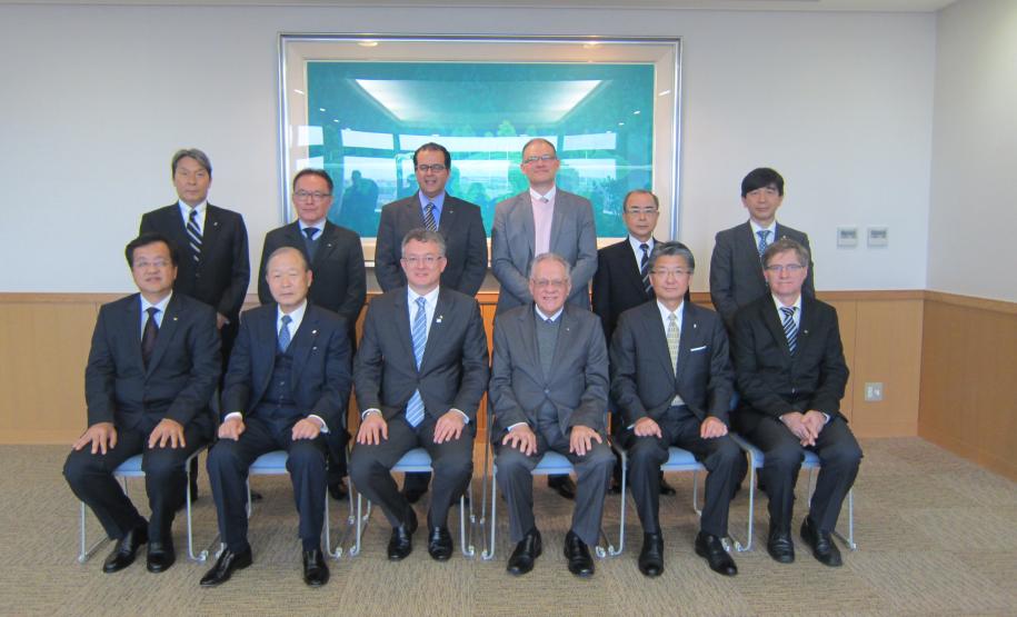 A Fomento Paraná participou de uma missão comercial institucional ao Japão, organizada em parceria pelo Sebrae e Sistema FIEP, em atenção a um convite do Iwata Shinkin Bank. A instituição financeira japonesa é um banco cooperativo regional, que atua no apoio a micro e pequenas empresas na província de Shizuoka, onde reside um grande contingente de brasileiros que trabalham no Japão.