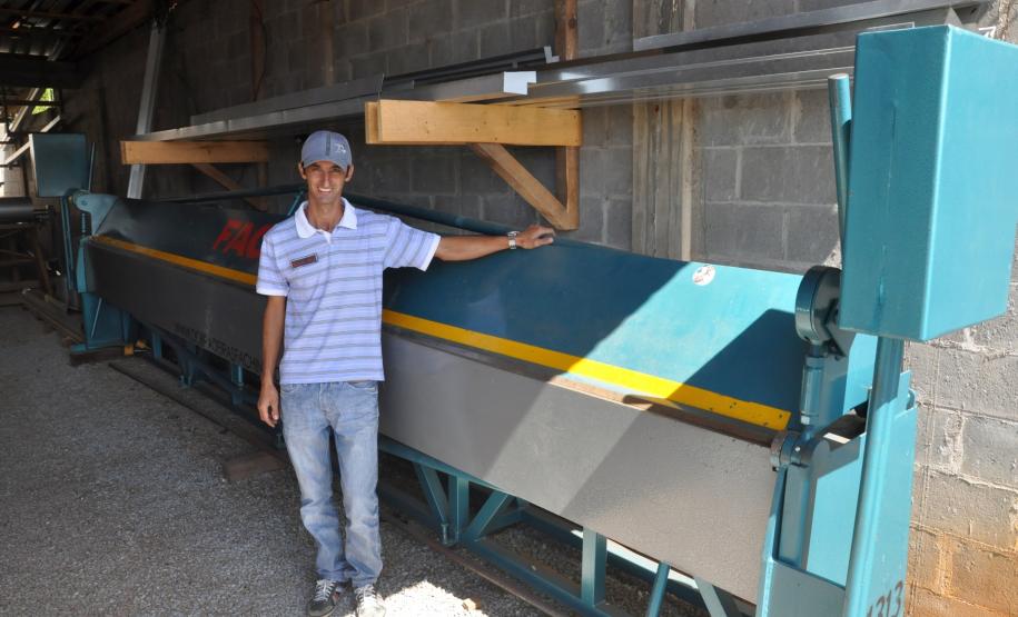 Com espírito empreendedor Maguelniski decidiu ter fabricação própria de calhas e foi por meio da Fomento Paraná, instituição financeira de desenvolvimento do Governo do Estado, que ele conseguiu um financiamento para comprar uma máquina dobradeira e outra para fazer canos galvanizados (de alumínio e inox).