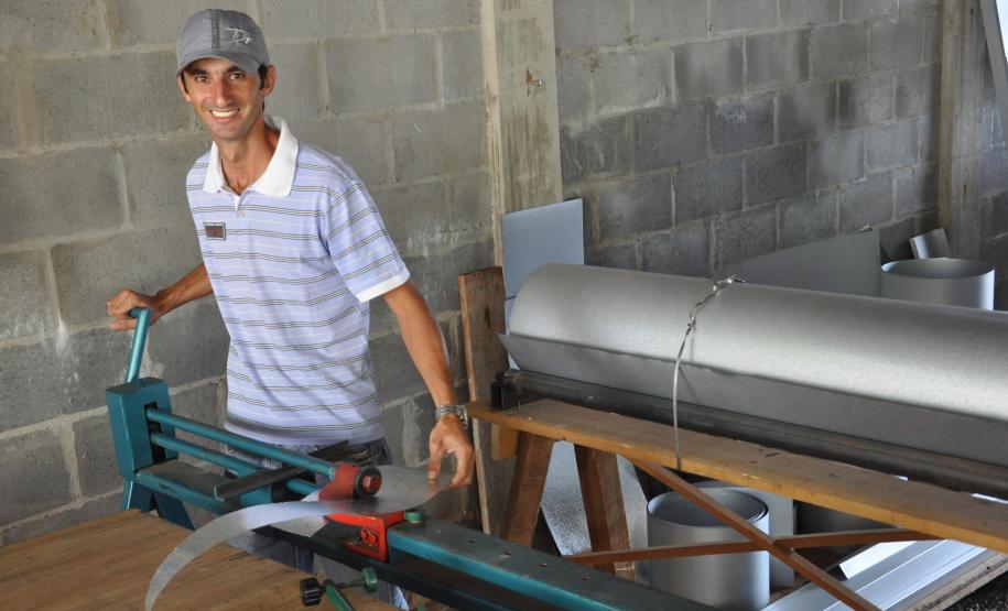 Com espírito empreendedor Maguelniski decidiu ter fabricação própria de calhas e foi por meio da Fomento Paraná, instituição financeira de desenvolvimento do Governo do Estado, que ele conseguiu um financiamento para comprar uma máquina dobradeira e outra para fazer canos galvanizados (de alumínio e inox).