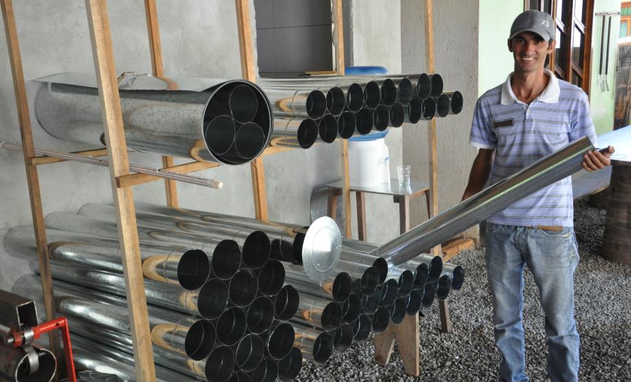 Com espírito empreendedor Maguelniski decidiu ter fabricação própria de calhas e foi por meio da Fomento Paraná, instituição financeira de desenvolvimento do Governo do Estado, que ele conseguiu um financiamento para comprar uma máquina dobradeira e outra para fazer canos galvanizados (de alumínio e inox).