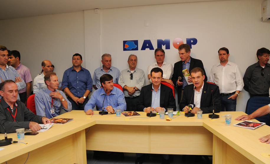 Fomento Paraná entrega pleitos ao Ministério das Cidades A Fomento Paraná entregou ao ministro das Cidades, Gilberto Kassab, um conjunto de solicitações para facilitar o repasse de recursos para financiar obras de mobilidade urbana e saneamento nos municípios paranaenses com recursos do FGTS. O encontro aconteceu em Cascavel, dia 24 de abril, durante a 4ª Assembleia Geral da Associação dos Municípios do Oeste do Paraná (Amop).