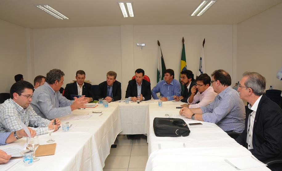 Fomento Paraná entrega pleitos ao Ministério das Cidades A Fomento Paraná entregou ao ministro das Cidades, Gilberto Kassab, um conjunto de solicitações para facilitar o repasse de recursos para financiar obras de mobilidade urbana e saneamento nos municípios paranaenses com recursos do FGTS. O encontro aconteceu em Cascavel, dia 24 de abril, durante a 4ª Assembleia Geral da Associação dos Municípios do Oeste do Paraná (Amop).