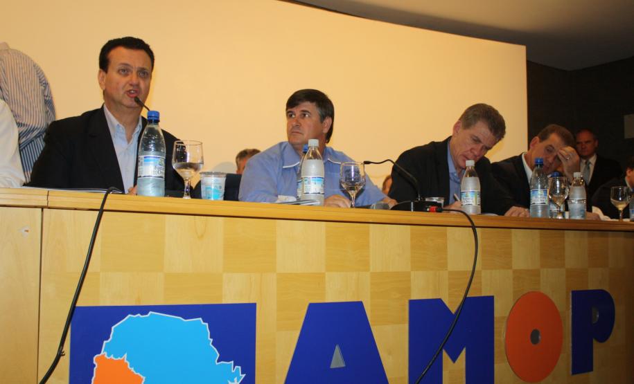 Fomento Paraná entrega pleitos ao Ministério das Cidades A Fomento Paraná entregou ao ministro das Cidades, Gilberto Kassab, um conjunto de solicitações para facilitar o repasse de recursos para financiar obras de mobilidade urbana e saneamento nos municípios paranaenses com recursos do FGTS. O encontro aconteceu em Cascavel, dia 24 de abril, durante a 4ª Assembleia Geral da Associação dos Municípios do Oeste do Paraná (Amop).