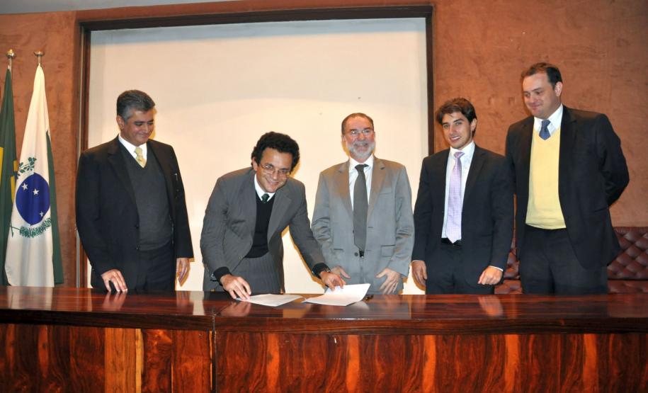 Instituição planeja aplicar R$ 2 bilhões em financiamento dos setores público e privado ao longo de quatro anos. Na imagem, diretores assinam o contrato de gestão. Curitiba, 12 de maio de 2015