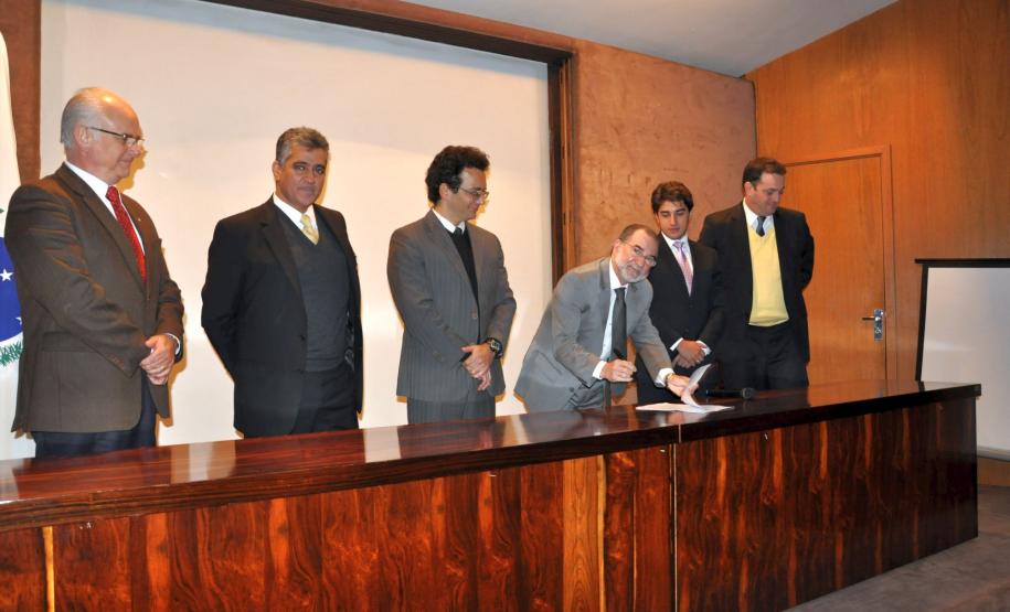 Instituição planeja aplicar R$ 2 bilhões em financiamento dos setores público e privado ao longo de quatro anos. Na imagem, diretores assinam o contrato de gestão. Curitiba, 12 de maio de 2015