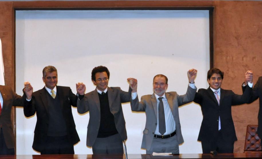 Instituição planeja aplicar R$ 2 bilhões em financiamento dos setores público e privado ao longo de quatro anos. Na imagem, diretores assinam o contrato de gestão. Curitiba, 12 de maio de 2015