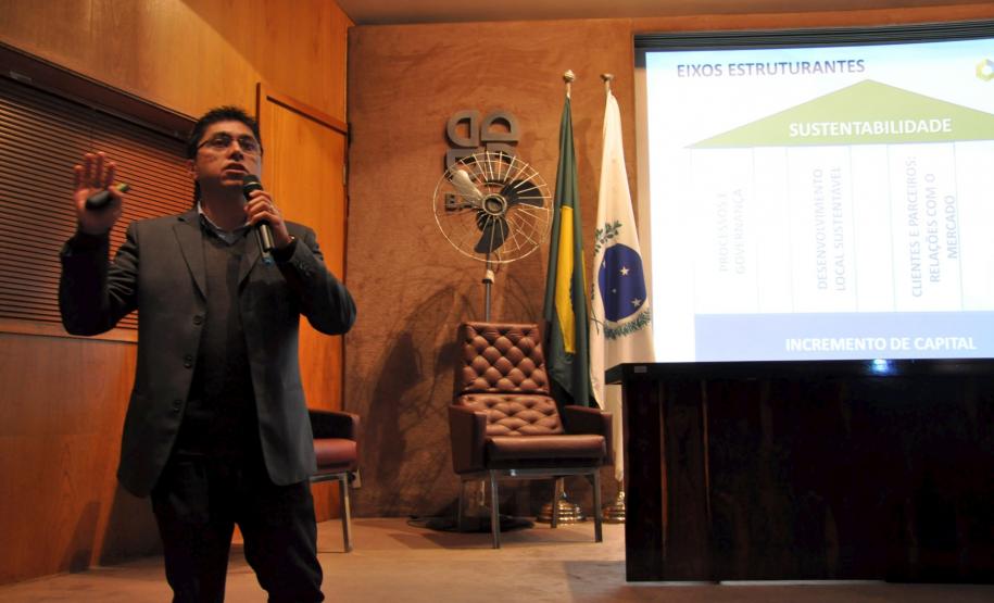 Instituição planeja aplicar R$ 2 bilhões em financiamento dos setores público e privado ao longo de quatro anos. Na imagem, o coordenador Luciano Martins fala sobre o processo de criação a a importância do planejamento. Curitiba, 12 de maio de 2015