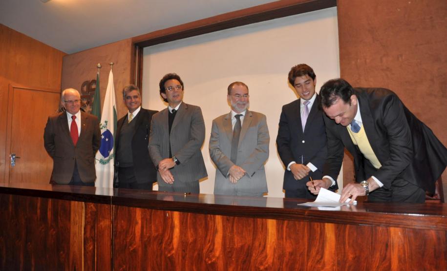 Instituição planeja aplicar R$ 2 bilhões em financiamento dos setores público e privado ao longo de quatro anos. Na imagem, diretores assinam o contrato de gestão. Curitiba, 12 de maio de 2015