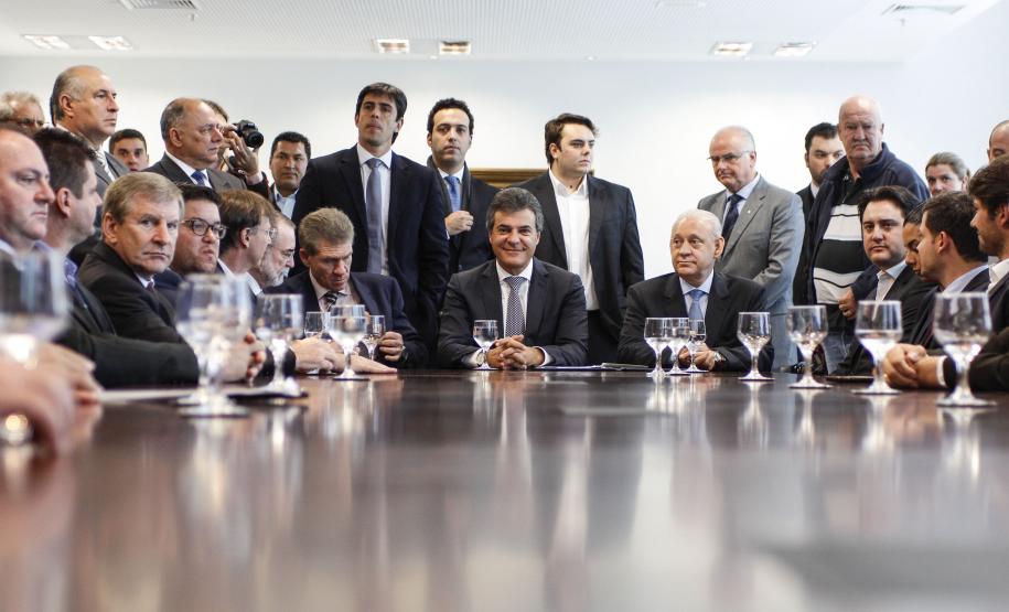 Governador Beto Richa assia com a Fomento Paraná, liberação de recursos para obras em diversos municípios. Curitiba, 13/05/2015. Foto: Pedro Ribas/ANPr