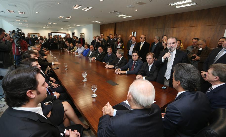 Governador Beto Richa assina com a Fomento Paraná liberação de licitação e homologação para obras de infraestrutura urbana nos municípios de Coronel Domingos Soares, Jesuítas, Ouro Verde do Oeste e Tamboara, e a liberação de licitações e homologações para obras de infraestrurura e aquisição de equipamentos pela Secretaria de Desenvolvimento Urbano (SEDU) para os municípios de Antonina, Andirá, Arapongas, Araucária, Boa Esperança, Campo Largo, Carambeí, Cianorte, Esperança Nova,