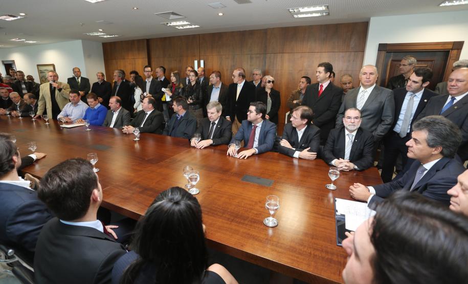 Governador Beto Richa assina com a Fomento Paraná liberação de licitação e homologação para obras de infraestrutura urbana nos municípios de Coronel Domingos Soares, Jesuítas, Ouro Verde do Oeste e Tamboara, e a liberação de licitações e homologações para obras de infraestrurura e aquisição de equipamentos pela Secretaria de Desenvolvimento Urbano (SEDU) para os municípios de Antonina, Andirá, Arapongas, Araucária, Boa Esperança, Campo Largo, Carambeí, Cianorte, Esperança Nova,