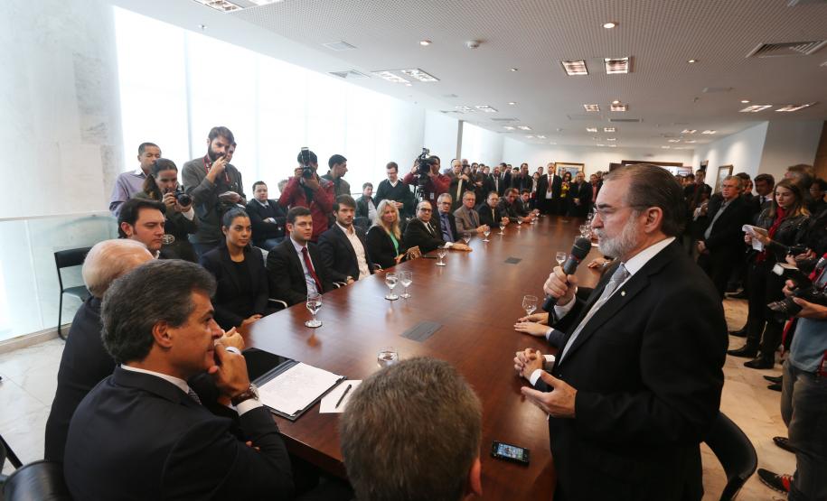 Governador Beto Richa assina com a Fomento Paraná liberação de licitação e homologação para obras de infraestrutura urbana nos municípios de Coronel Domingos Soares, Jesuítas, Ouro Verde do Oeste e Tamboara, e a liberação de licitações e homologações para obras de infraestrurura e aquisição de equipamentos pela Secretaria de Desenvolvimento Urbano (SEDU) para os municípios de Antonina, Andirá, Arapongas, Araucária, Boa Esperança, Campo Largo, Carambeí, Cianorte, Esperança Nova,