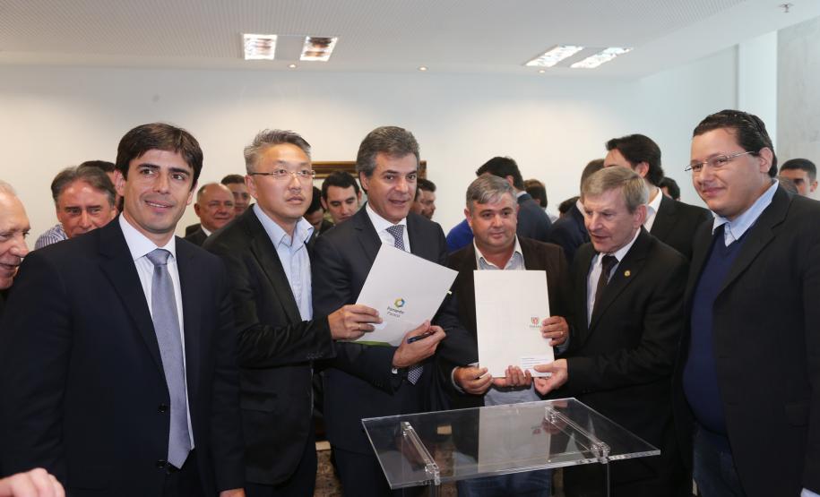 Governador Beto Richa assina com a Fomento Paraná liberação de licitação e homologação para obras de infraestrutura urbana nos municípios de Coronel Domingos Soares, Jesuítas, Ouro Verde do Oeste e Tamboara, e a liberação de licitações e homologações para obras de infraestrurura e aquisição de equipamentos pela Secretaria de Desenvolvimento Urbano (SEDU) para os municípios de Antonina, Andirá, Arapongas, Araucária, Boa Esperança, Campo Largo, Carambeí, Cianorte, Esperança Nova,