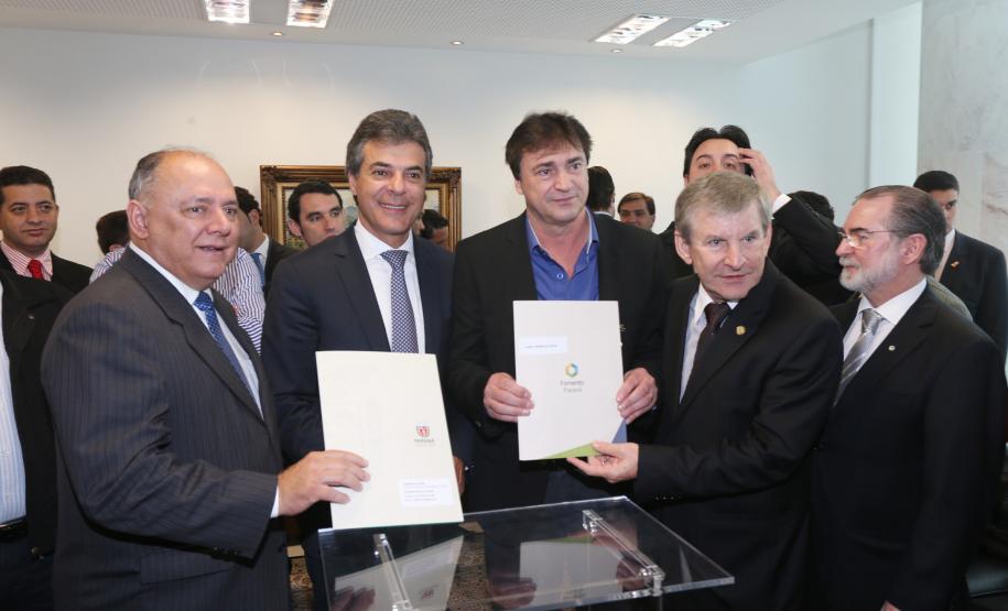 Governador Beto Richa assina com a Fomento Paraná liberação de licitação e homologação para obras de infraestrutura urbana nos municípios de Coronel Domingos Soares, Jesuítas, Ouro Verde do Oeste e Tamboara, e a liberação de licitações e homologações para obras de infraestrurura e aquisição de equipamentos pela Secretaria de Desenvolvimento Urbano (SEDU) para os municípios de Antonina, Andirá, Arapongas, Araucária, Boa Esperança, Campo Largo, Carambeí, Cianorte, Esperança Nova,