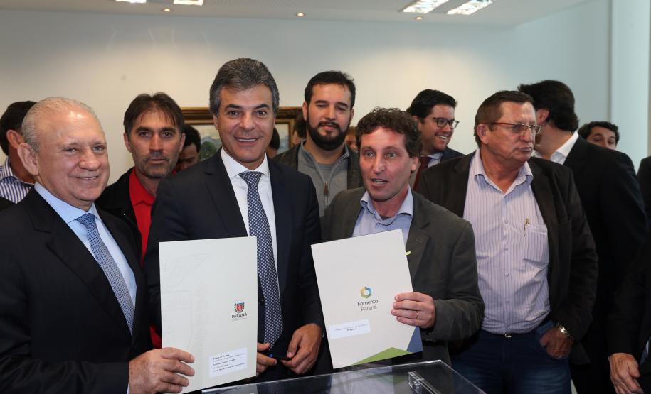 Governador Beto Richa assina com a Fomento Paraná liberação de licitação e homologação para obras de infraestrutura urbana nos municípios de Coronel Domingos Soares, Jesuítas, Ouro Verde do Oeste e Tamboara, e a liberação de licitações e homologações para obras de infraestrurura e aquisição de equipamentos pela Secretaria de Desenvolvimento Urbano (SEDU) para os municípios de Antonina, Andirá, Arapongas, Araucária, Boa Esperança, Campo Largo, Carambeí, Cianorte, Esperança Nova,