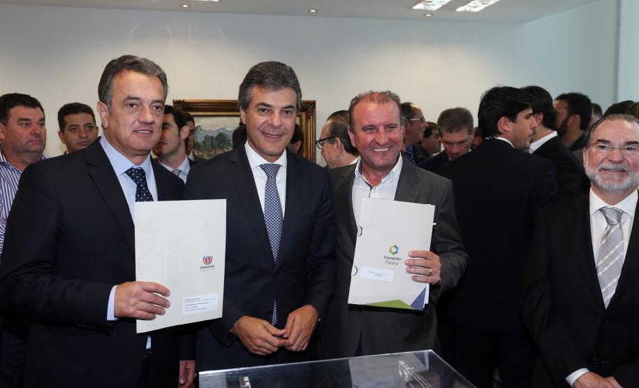 Governador Beto Richa assina com a Fomento Paraná liberação de licitação e homologação para obras de infraestrutura urbana nos municípios de Coronel Domingos Soares, Jesuítas, Ouro Verde do Oeste e Tamboara, e a liberação de licitações e homologações para obras de infraestrurura e aquisição de equipamentos pela Secretaria de Desenvolvimento Urbano (SEDU) para os municípios de Antonina, Andirá, Arapongas, Araucária, Boa Esperança, Campo Largo, Carambeí, Cianorte, Esperança Nova,