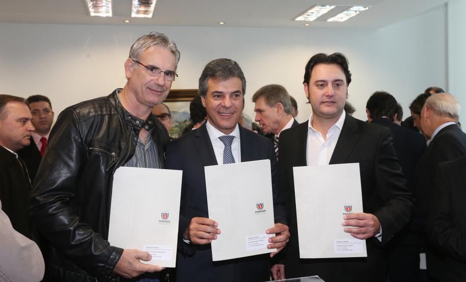 Governador Beto Richa assina com a Fomento Paraná liberação de licitação e homologação para obras de infraestrutura urbana nos municípios de Coronel Domingos Soares, Jesuítas, Ouro Verde do Oeste e Tamboara, e a liberação de licitações e homologações para obras de infraestrurura e aquisição de equipamentos pela Secretaria de Desenvolvimento Urbano (SEDU) para os municípios de Antonina, Andirá, Arapongas, Araucária, Boa Esperança, Campo Largo, Carambeí, Cianorte, Esperança Nova,