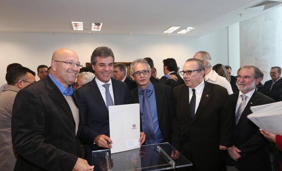 Governador Beto Richa assina com a Fomento Paraná liberação de licitação e homologação para obras de infraestrutura urbana nos municípios de Coronel Domingos Soares, Jesuítas, Ouro Verde do Oeste e Tamboara, e a liberação de licitações e homologações para obras de infraestrurura e aquisição de equipamentos pela Secretaria de Desenvolvimento Urbano (SEDU) para os municípios de Antonina, Andirá, Arapongas, Araucária, Boa Esperança, Campo Largo, Carambeí, Cianorte, Esperança Nova,