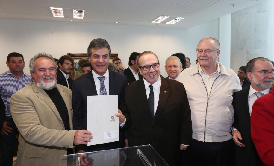 Governador Beto Richa assina com a Fomento Paraná liberação de licitação e homologação para obras de infraestrutura urbana nos municípios de Coronel Domingos Soares, Jesuítas, Ouro Verde do Oeste e Tamboara, e a liberação de licitações e homologações para obras de infraestrurura e aquisição de equipamentos pela Secretaria de Desenvolvimento Urbano (SEDU) para os municípios de Antonina, Andirá, Arapongas, Araucária, Boa Esperança, Campo Largo, Carambeí, Cianorte, Esperança Nova,