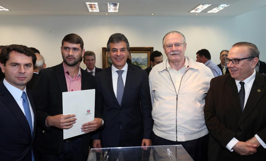 Governador Beto Richa assina com a Fomento Paraná liberação de licitação e homologação para obras de infraestrutura urbana nos municípios de Coronel Domingos Soares, Jesuítas, Ouro Verde do Oeste e Tamboara, e a liberação de licitações e homologações para obras de infraestrurura e aquisição de equipamentos pela Secretaria de Desenvolvimento Urbano (SEDU) para os municípios de Antonina, Andirá, Arapongas, Araucária, Boa Esperança, Campo Largo, Carambeí, Cianorte, Esperança Nova,