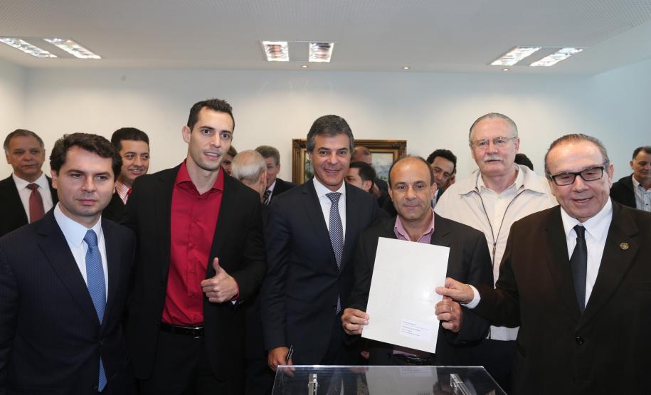 Governador Beto Richa assina com a Fomento Paraná liberação de licitação e homologação para obras de infraestrutura urbana nos municípios de Coronel Domingos Soares, Jesuítas, Ouro Verde do Oeste e Tamboara, e a liberação de licitações e homologações para obras de infraestrurura e aquisição de equipamentos pela Secretaria de Desenvolvimento Urbano (SEDU) para os municípios de Antonina, Andirá, Arapongas, Araucária, Boa Esperança, Campo Largo, Carambeí, Cianorte, Esperança Nova,