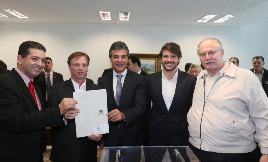 Governador Beto Richa assina com a Fomento Paraná liberação de licitação e homologação para obras de infraestrutura urbana nos municípios de Coronel Domingos Soares, Jesuítas, Ouro Verde do Oeste e Tamboara, e a liberação de licitações e homologações para obras de infraestrurura e aquisição de equipamentos pela Secretaria de Desenvolvimento Urbano (SEDU) para os municípios de Antonina, Andirá, Arapongas, Araucária, Boa Esperança, Campo Largo, Carambeí, Cianorte, Esperança Nova,