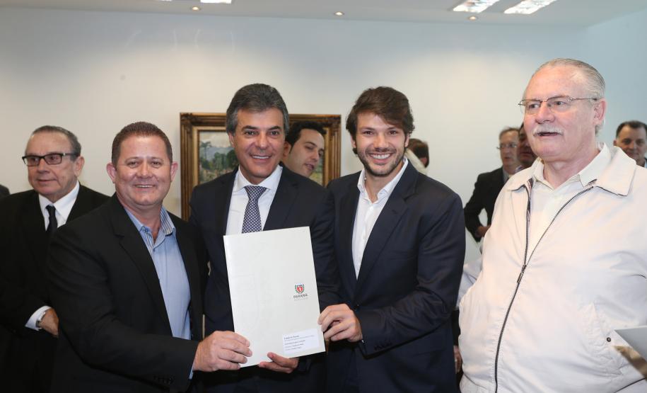 Governador Beto Richa assina com a Fomento Paraná liberação de licitação e homologação para obras de infraestrutura urbana nos municípios de Coronel Domingos Soares, Jesuítas, Ouro Verde do Oeste e Tamboara, e a liberação de licitações e homologações para obras de infraestrurura e aquisição de equipamentos pela Secretaria de Desenvolvimento Urbano (SEDU) para os municípios de Antonina, Andirá, Arapongas, Araucária, Boa Esperança, Campo Largo, Carambeí, Cianorte, Esperança Nova,