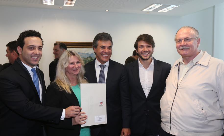 Governador Beto Richa assina com a Fomento Paraná liberação de licitação e homologação para obras de infraestrutura urbana nos municípios de Coronel Domingos Soares, Jesuítas, Ouro Verde do Oeste e Tamboara, e a liberação de licitações e homologações para obras de infraestrurura e aquisição de equipamentos pela Secretaria de Desenvolvimento Urbano (SEDU) para os municípios de Antonina, Andirá, Arapongas, Araucária, Boa Esperança, Campo Largo, Carambeí, Cianorte, Esperança Nova,