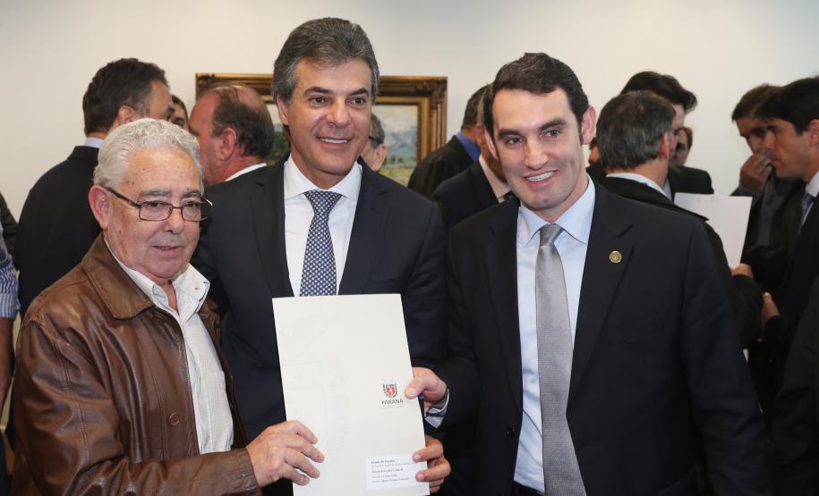 Governador Beto Richa assina com a Fomento Paraná liberação de licitação e homologação para obras de infraestrutura urbana nos municípios de Coronel Domingos Soares, Jesuítas, Ouro Verde do Oeste e Tamboara, e a liberação de licitações e homologações para obras de infraestrurura e aquisição de equipamentos pela Secretaria de Desenvolvimento Urbano (SEDU) para os municípios de Antonina, Andirá, Arapongas, Araucária, Boa Esperança, Campo Largo, Carambeí, Cianorte, Esperança Nova,