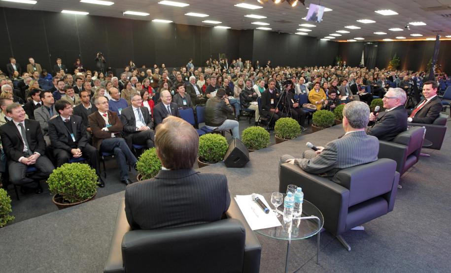 Encontro das Micro e Pequenas Indústrias O analista de desenvolvimento da Fomento Paraná Richer de Andrade Matos, participou de com um talk show sobre crédito, que foi mediado pela jornalista da TV Globo e Rede CBN, Mara Luquet, durante o Encontro das Micro e Pequenas Indústrias do Paraná. A Fomento Paraná é uma das patrocinadoras do evento.