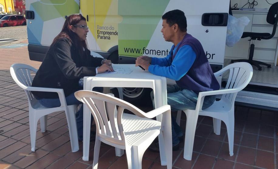Uma van com técnicos da Fomento Paraná instalada ao lado do terminal do Boqueirão informa sobre linhas de crédito de baixo custo para financiar a abertura ou ampliação de empreendimentos de micro, pequeno e médio porte, de todos os setores da economia.