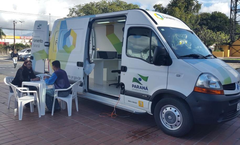 Uma van com técnicos da Fomento Paraná instalada ao lado do terminal do Boqueirão informa sobre linhas de crédito de baixo custo para financiar a abertura ou ampliação de empreendimentos de micro, pequeno e médio porte, de todos os setores da economia.